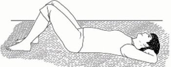 По очереди сгибайте, не отрывая от поверхности кровати, то одну, то другую ногу в колене, скользя ими по кровати